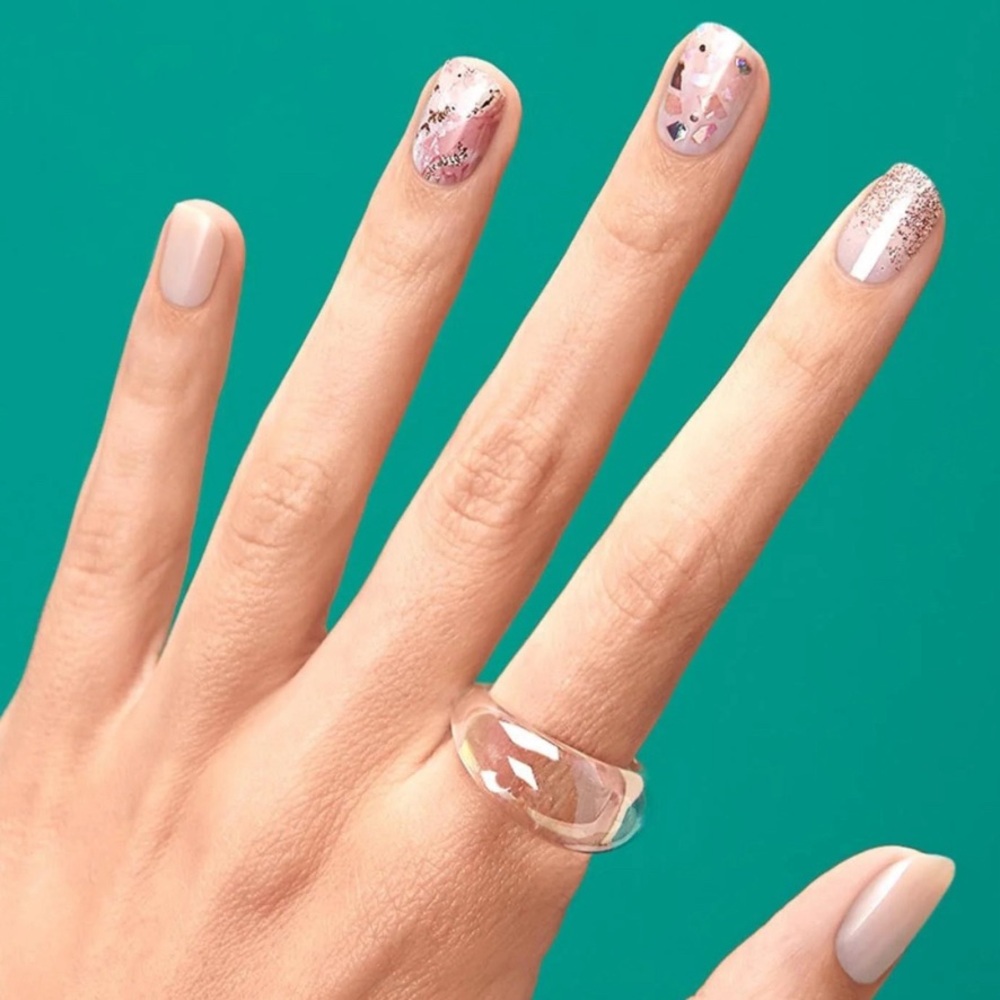 ‘Dashing Diva’ Ultra Shine Gel Strip Nails [34 count ‘GS144 Crystal Clear’]